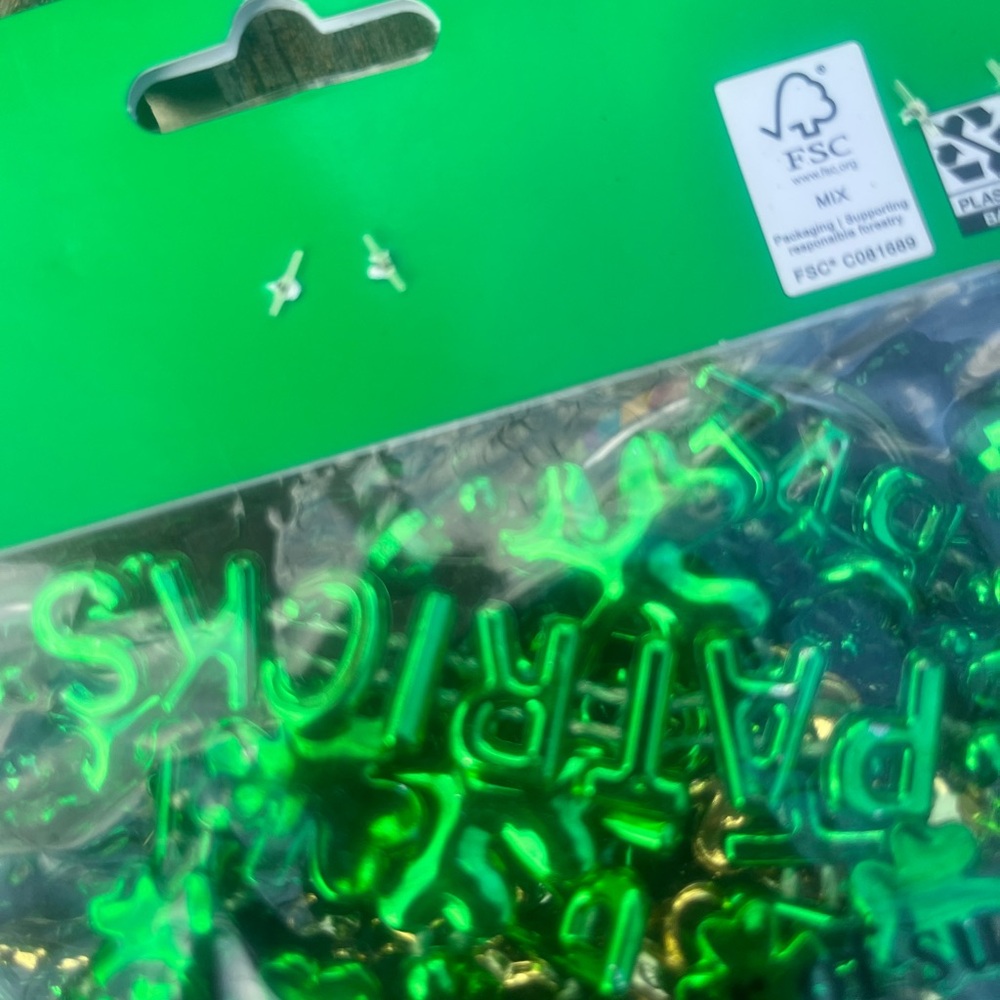 NEW ST. PATRICKS DAY ADULT PARTY FAVORS BUNDLE OF 2 (BUTTONS & NECKLACES) 40 CT - Picture 8 of 9